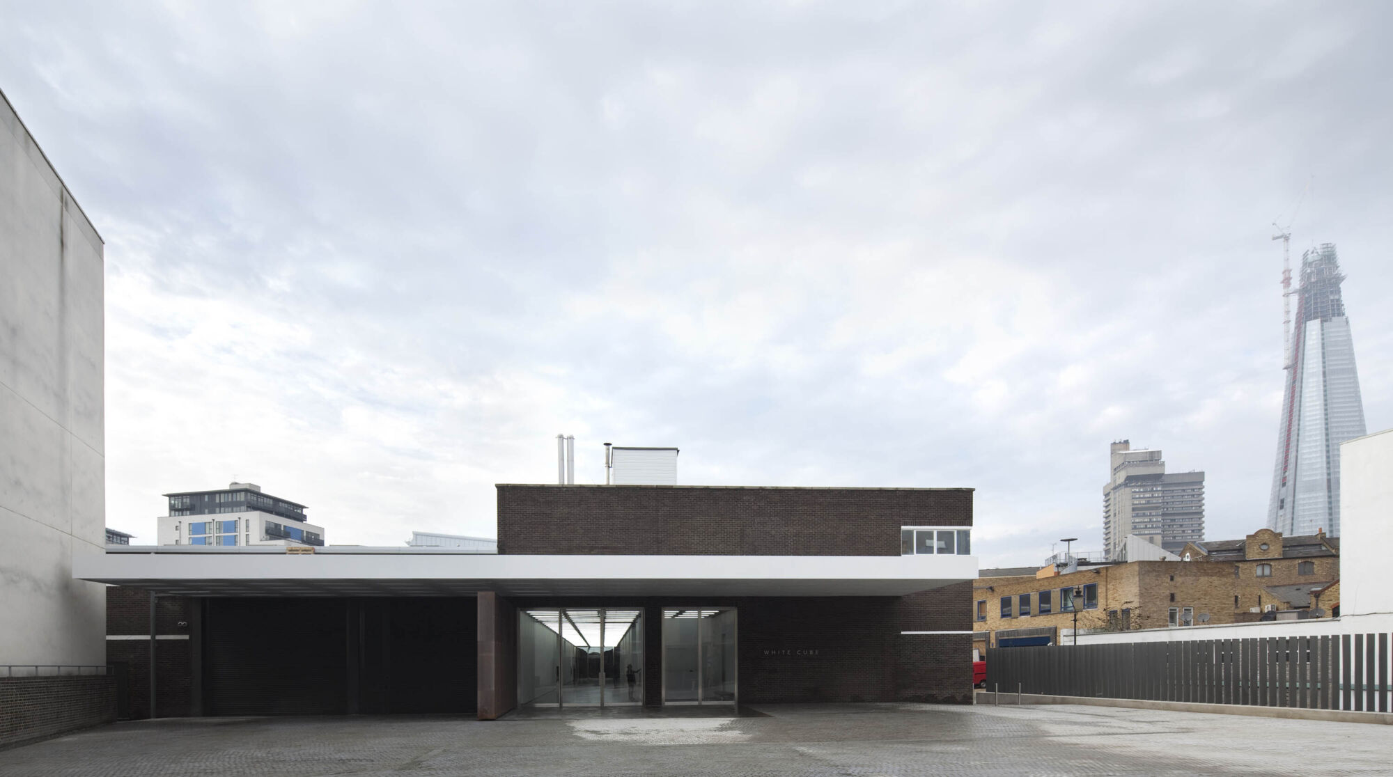 White Cube Gallery Bermondsey London Casper Mueller Kneer Architects Copyright Paul Riddle 12 C Panorama touched up